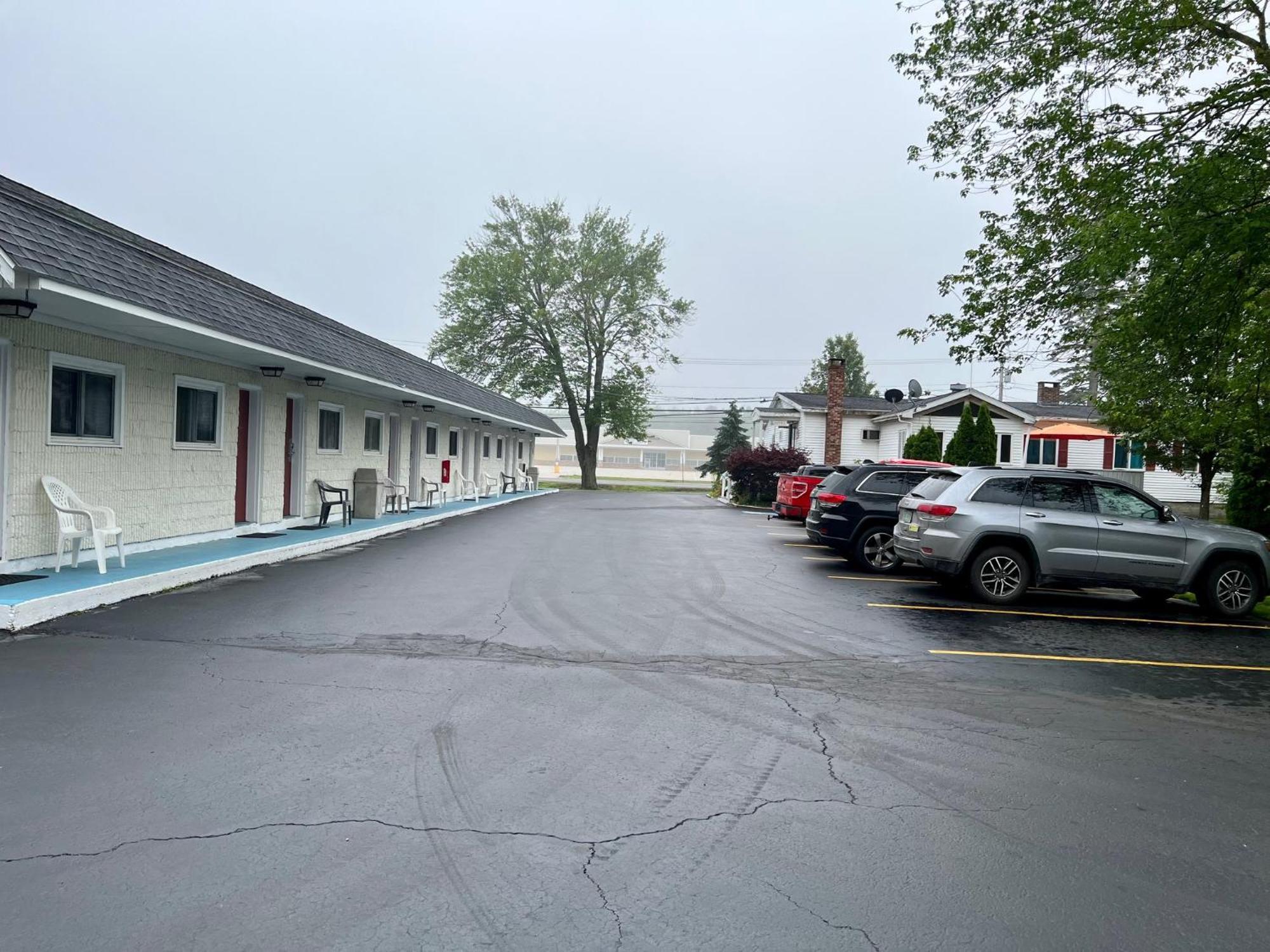 Rodeway Inn & Suites Brunswick Near Hwy 1 Exterior photo